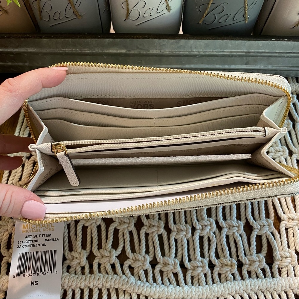 Michael Kors Wallet Jet Set Wallet - Picture 5 of 9